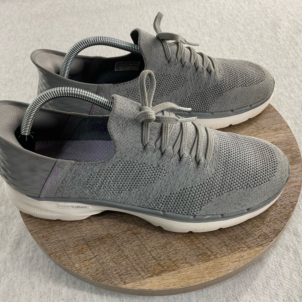 SKECHERS TEXTURE UPPER HANDS FREE SLIP-INS WOMEN’S WALK SNEAKERS SIZE: 11 GRAY
